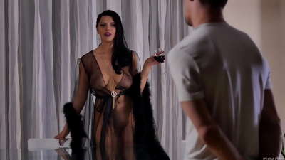 Η τσούλα Kira Queen κάλεσε τον συγκάτοικό της για τσάι και τον γάμησε στο τραπέζι του δείπνου