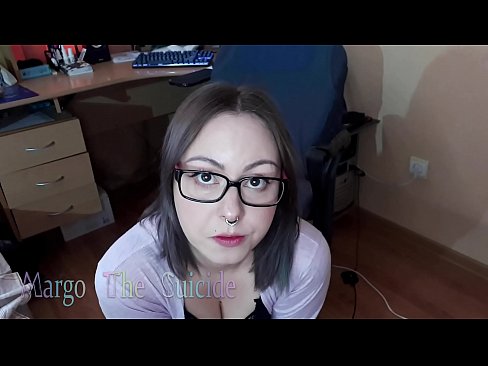 ❤️ Σέξι κορίτσι με γυαλιά πιπιλίζει Dildo βαθιά στην κάμερα ❤️❌ Βίντεο σεξ